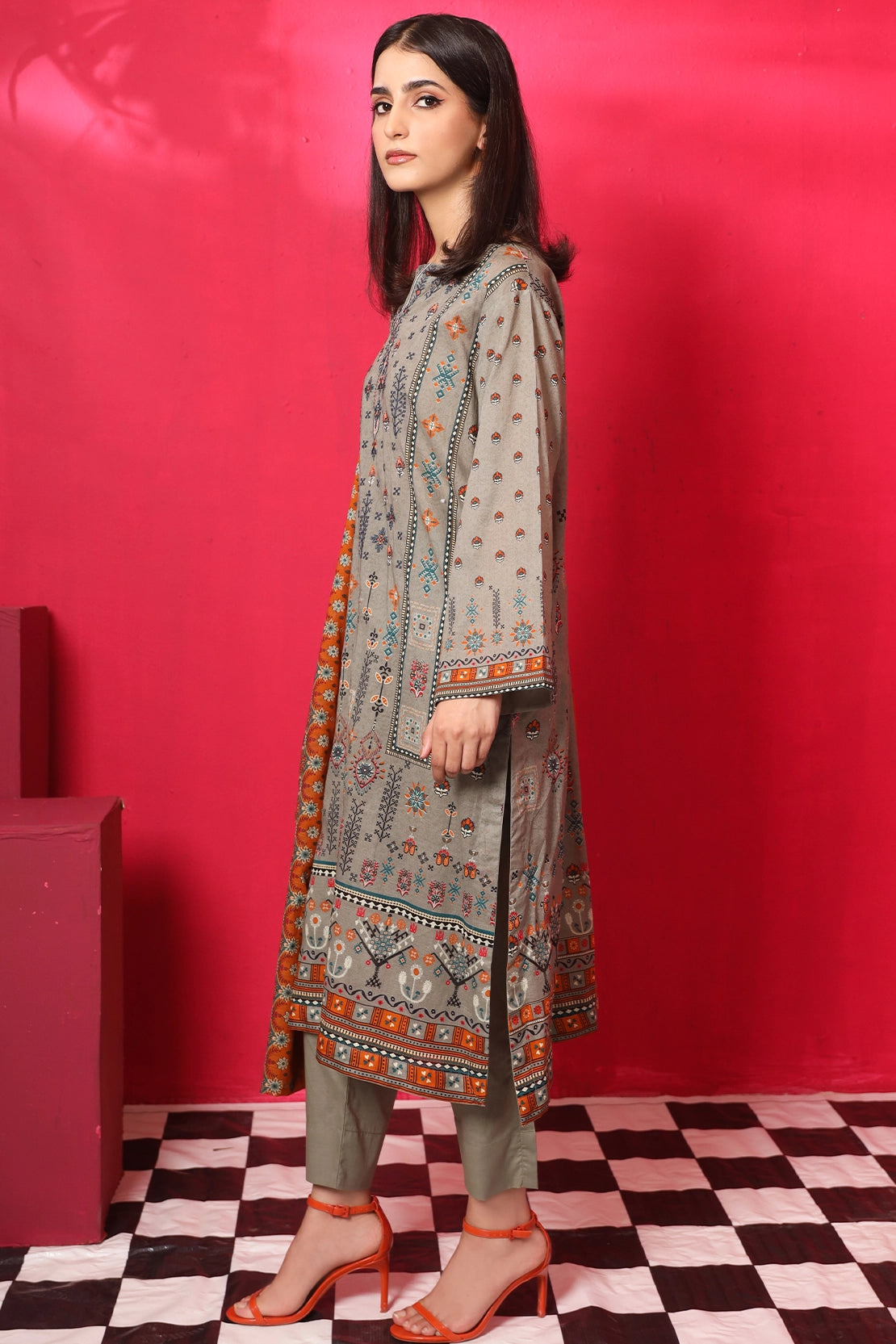 3 Piece - Premium Embroidered Lawn - 7771