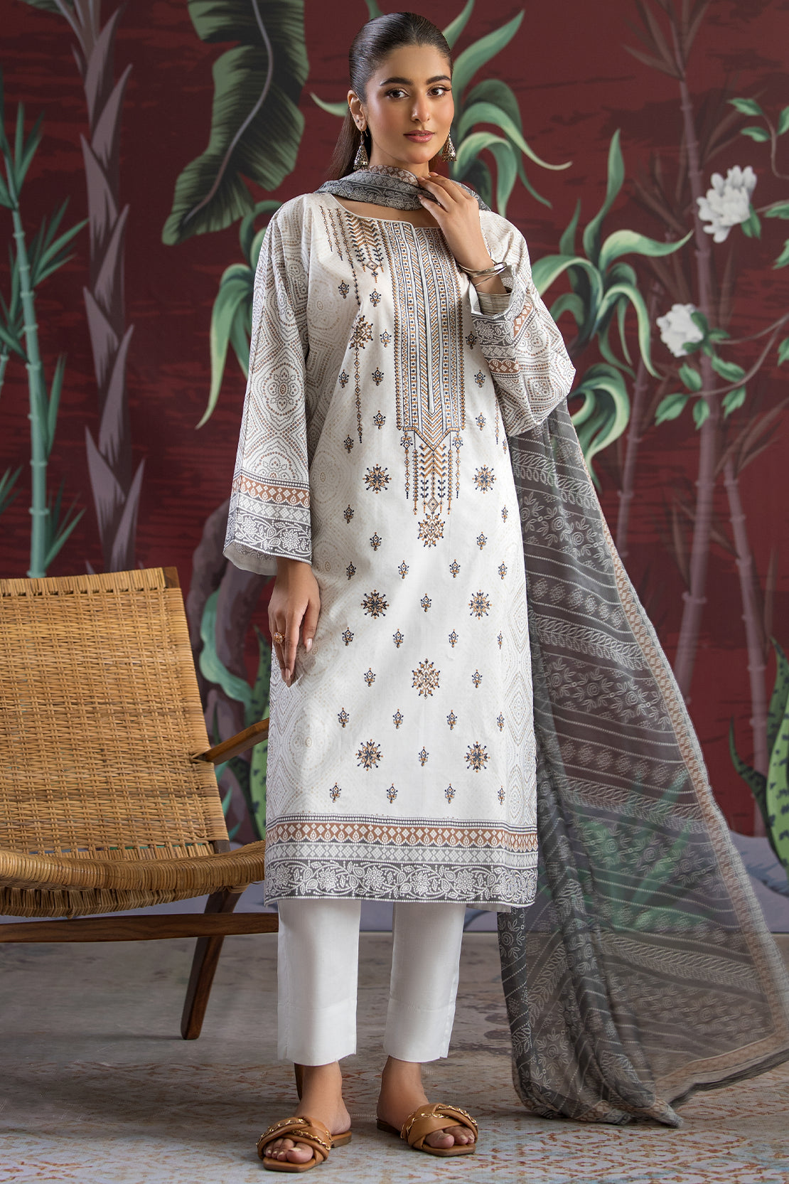 3 Piece - Premium Embroidered Lawn - 531