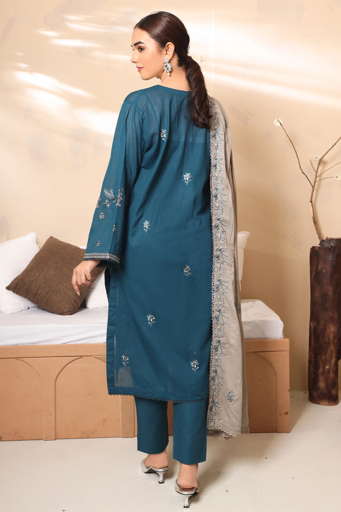 3 PIECE - PREMIUM EMBROIDERED LAWN - 7771