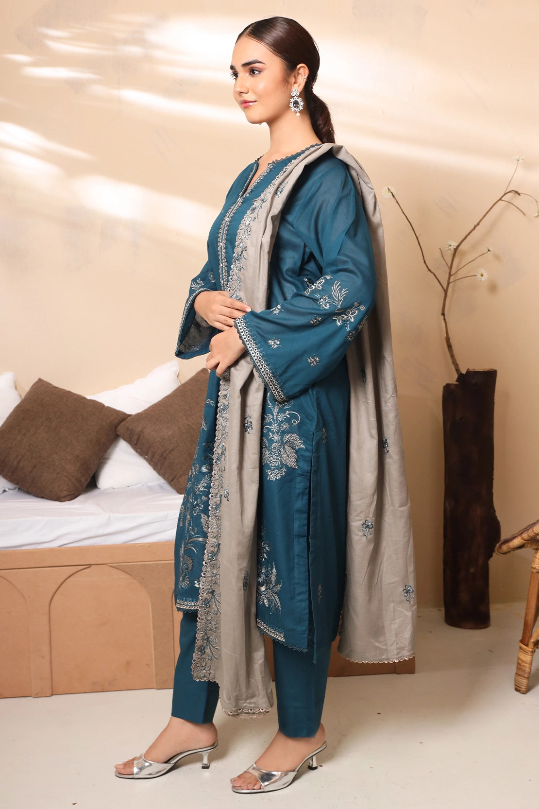 3 PIECE - PREMIUM EMBROIDERED LAWN - 7771