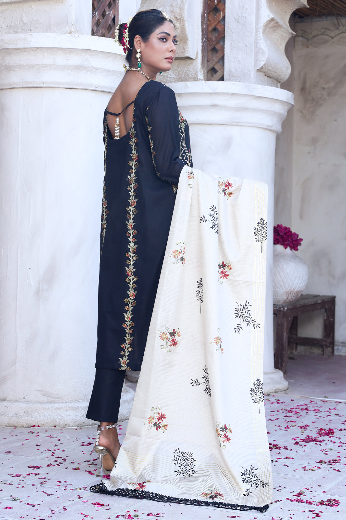 3 Piece - Embroidered Lawn - 8880