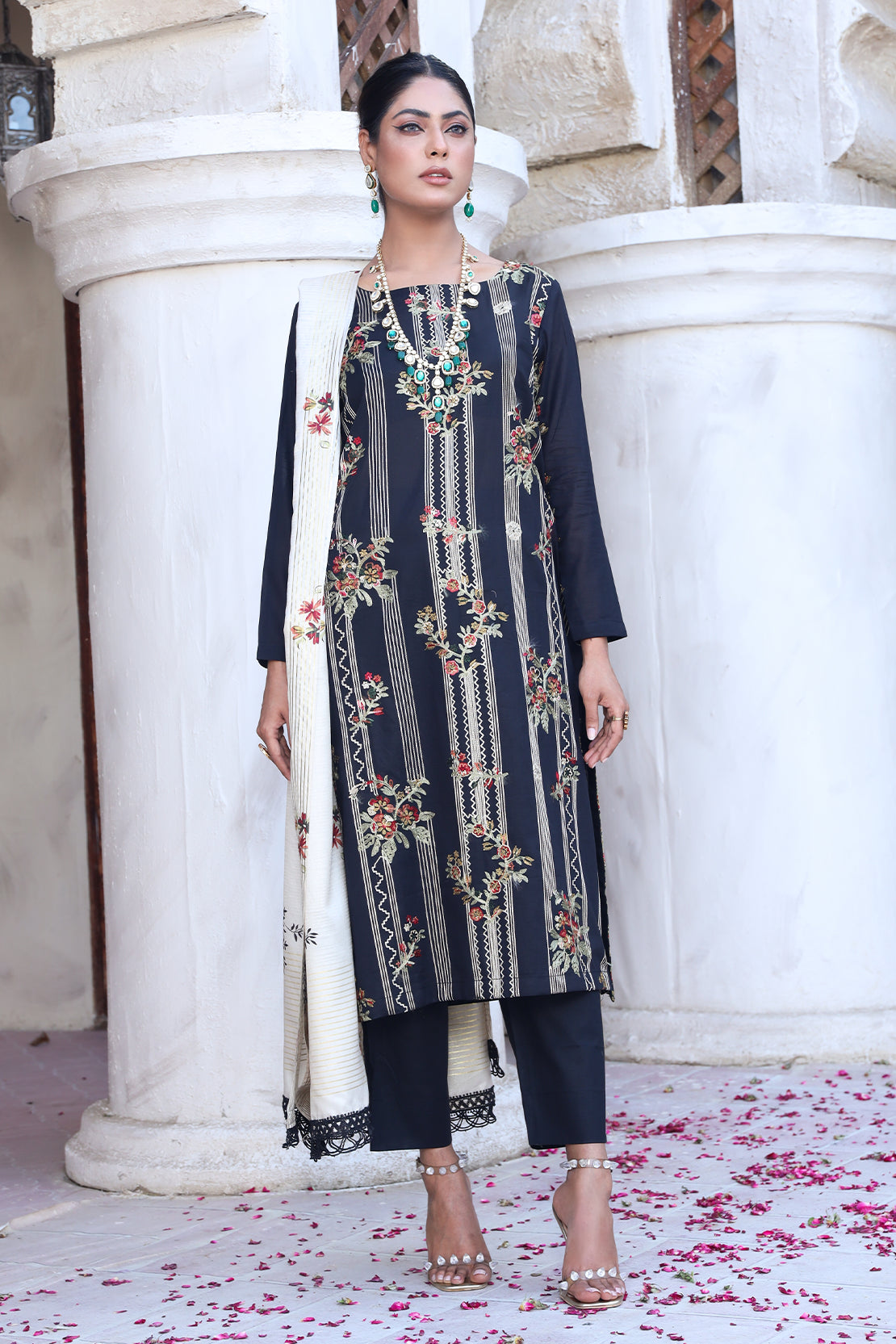 3 Piece - Embroidered Lawn - 8880