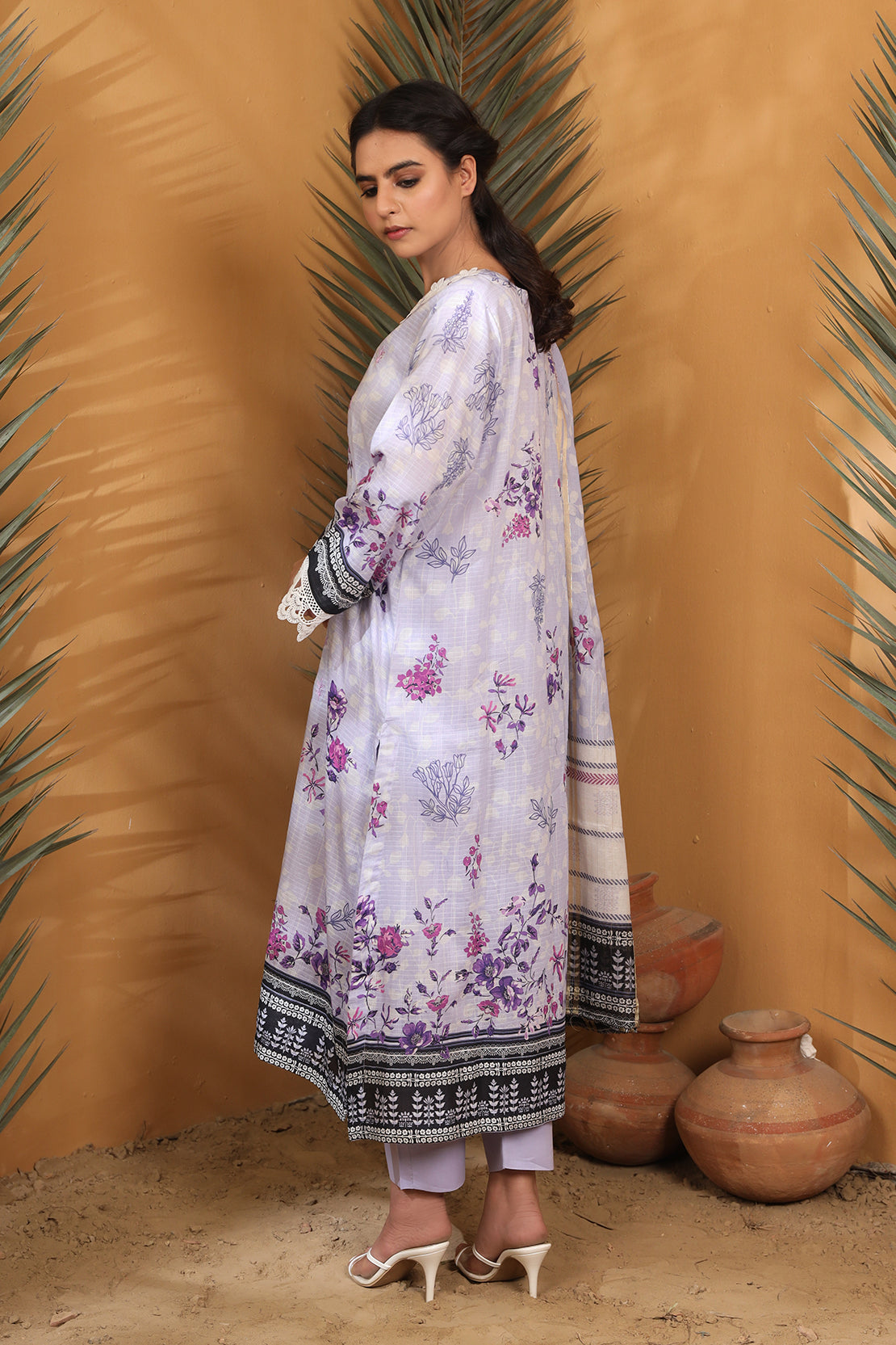 3 Piece - Embroidered Lawn - 8882