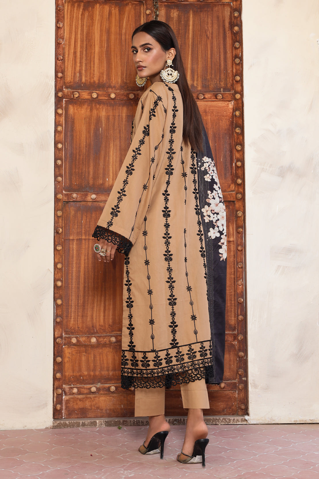 3 Piece - Embroidered Lawn - 8872