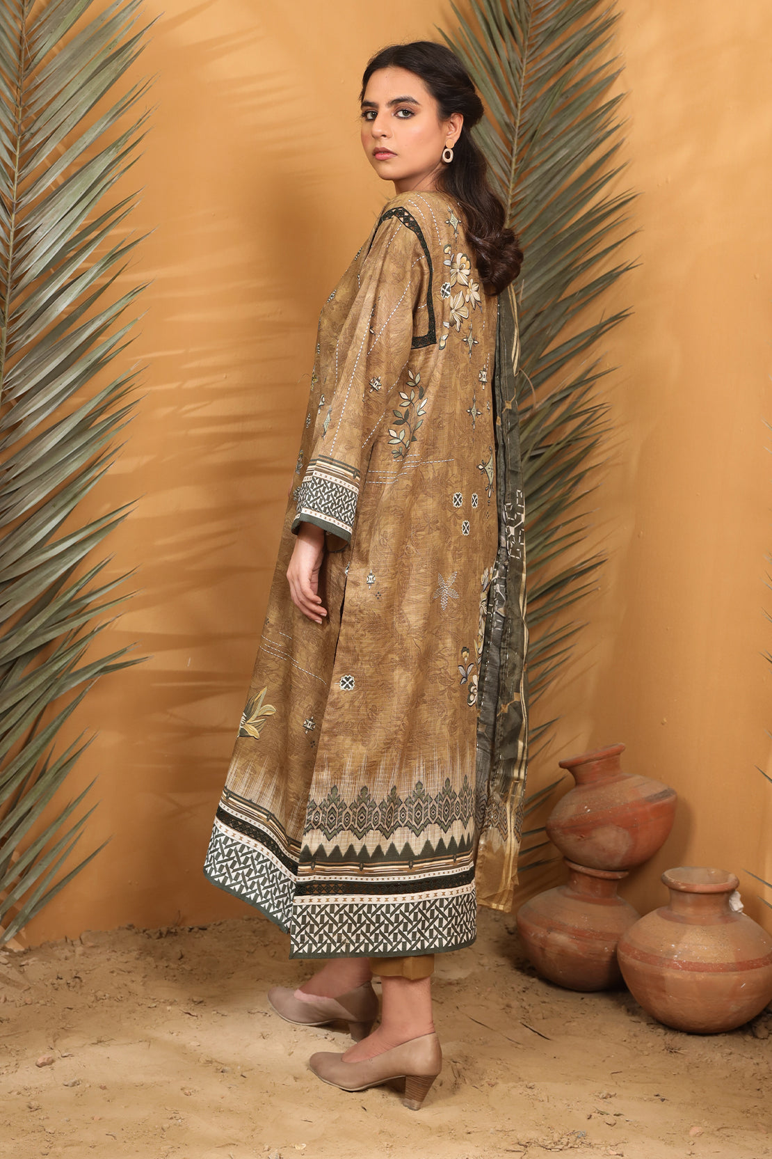 3 Piece - Embroidered Lawn - 8889