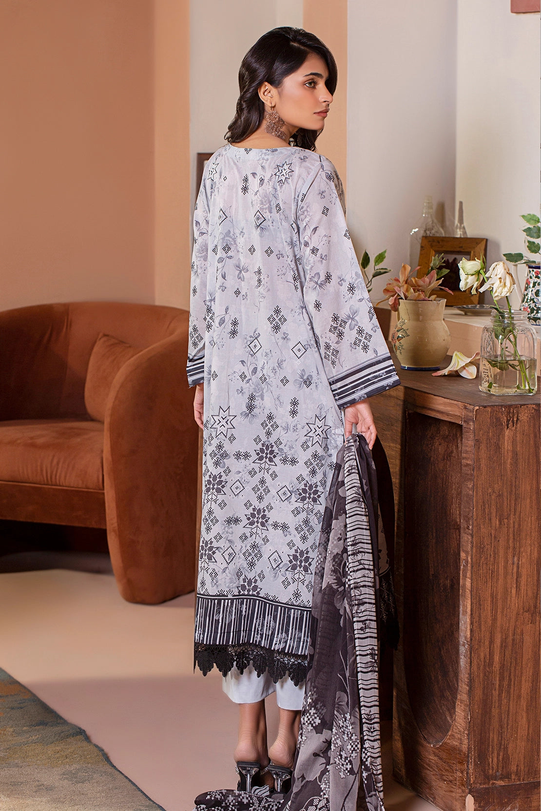 3 PIECE - PREMIUM EMBROIDERED LAWN - 9148