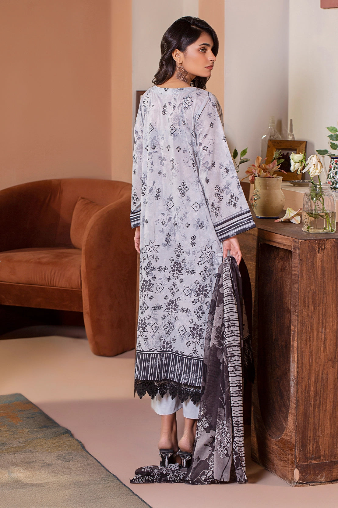 3 PIECE - PREMIUM EMBROIDERED LAWN - 9148