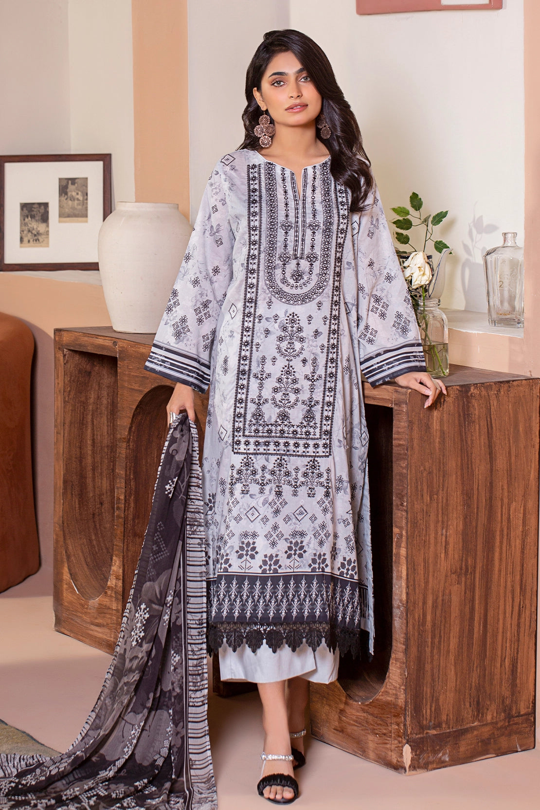 3 PIECE - PREMIUM EMBROIDERED LAWN - 9148