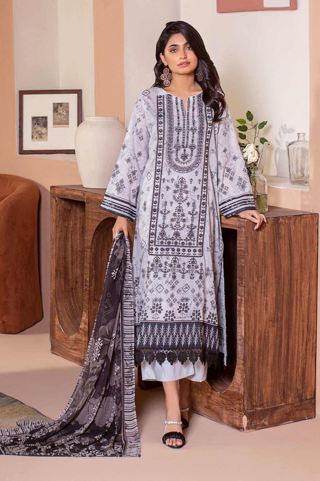 3 PIECE - PREMIUM EMBROIDERED LAWN - 9148