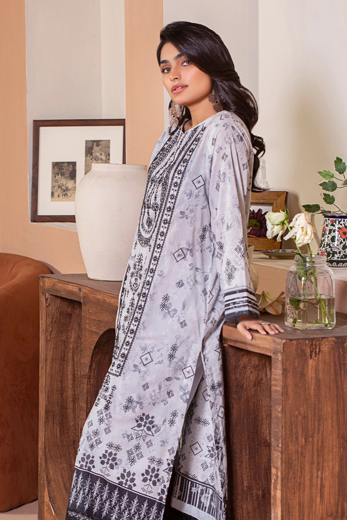 3 PIECE - PREMIUM EMBROIDERED LAWN - 9148