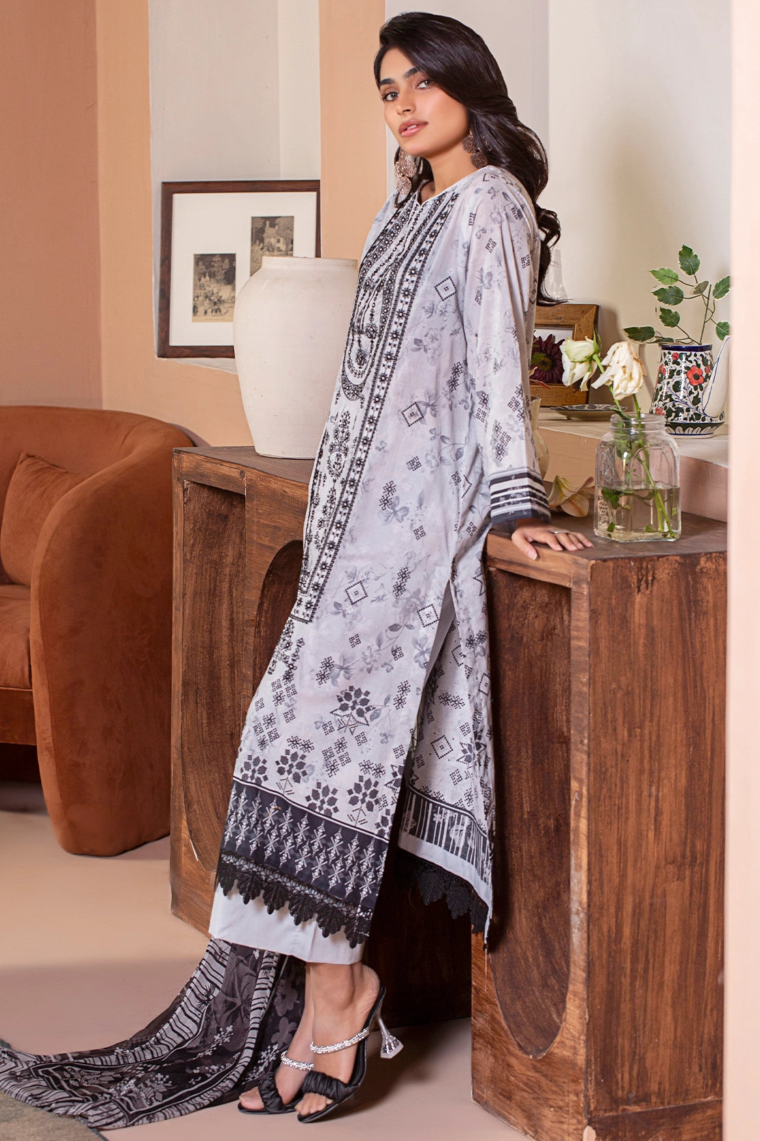 3 PIECE - PREMIUM EMBROIDERED LAWN - 9148