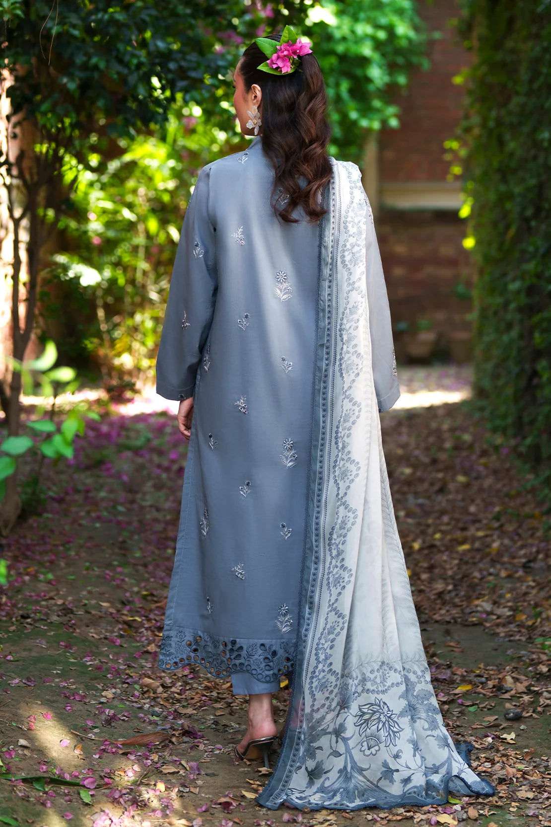 3 Piece - Luxury Embroidered Lawn - 3704