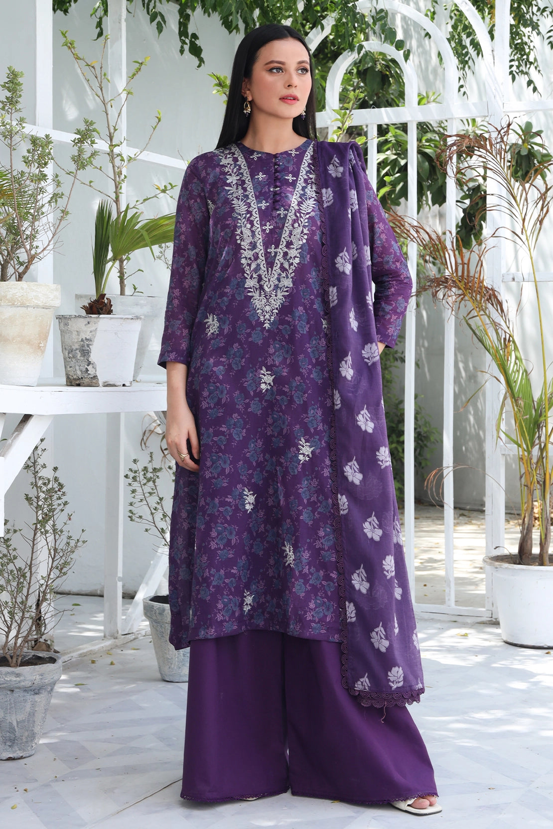 3 Piece - Embroidered Lawn - 8934