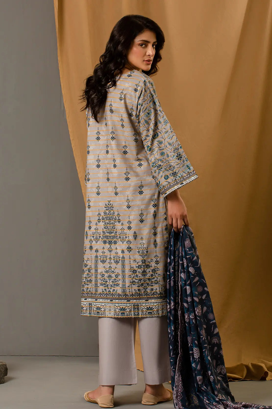 3 Piece – Premium Printed Khadar – 8348