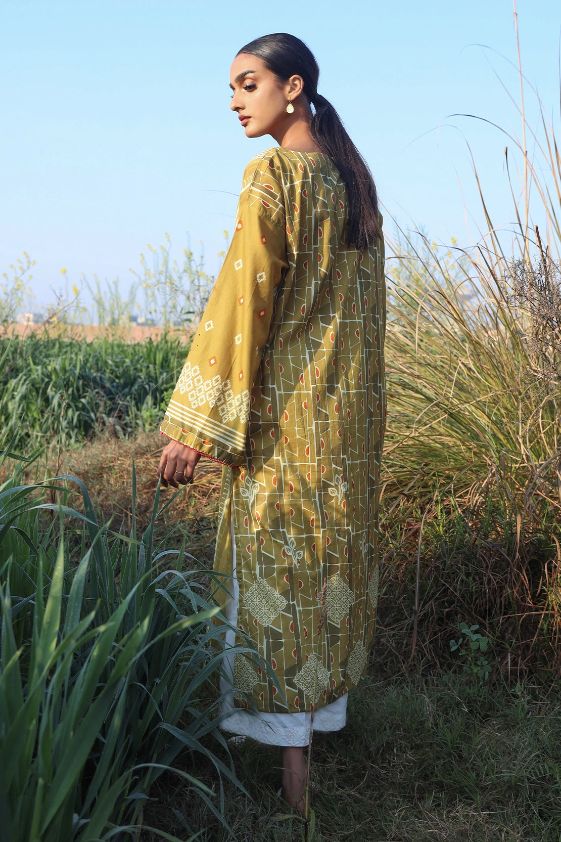 1 Piece - Digitally Printed Lawn - 8821