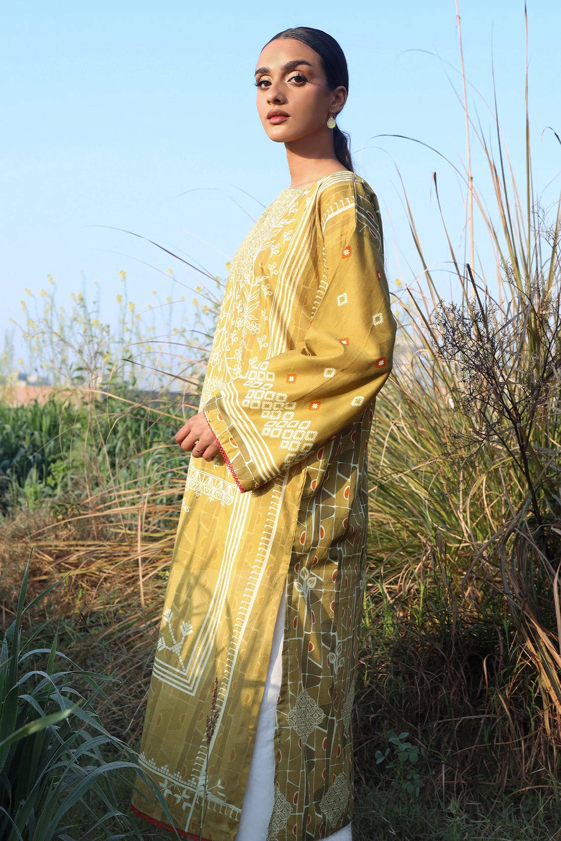 1 Piece - Digitally Printed Lawn - 8821