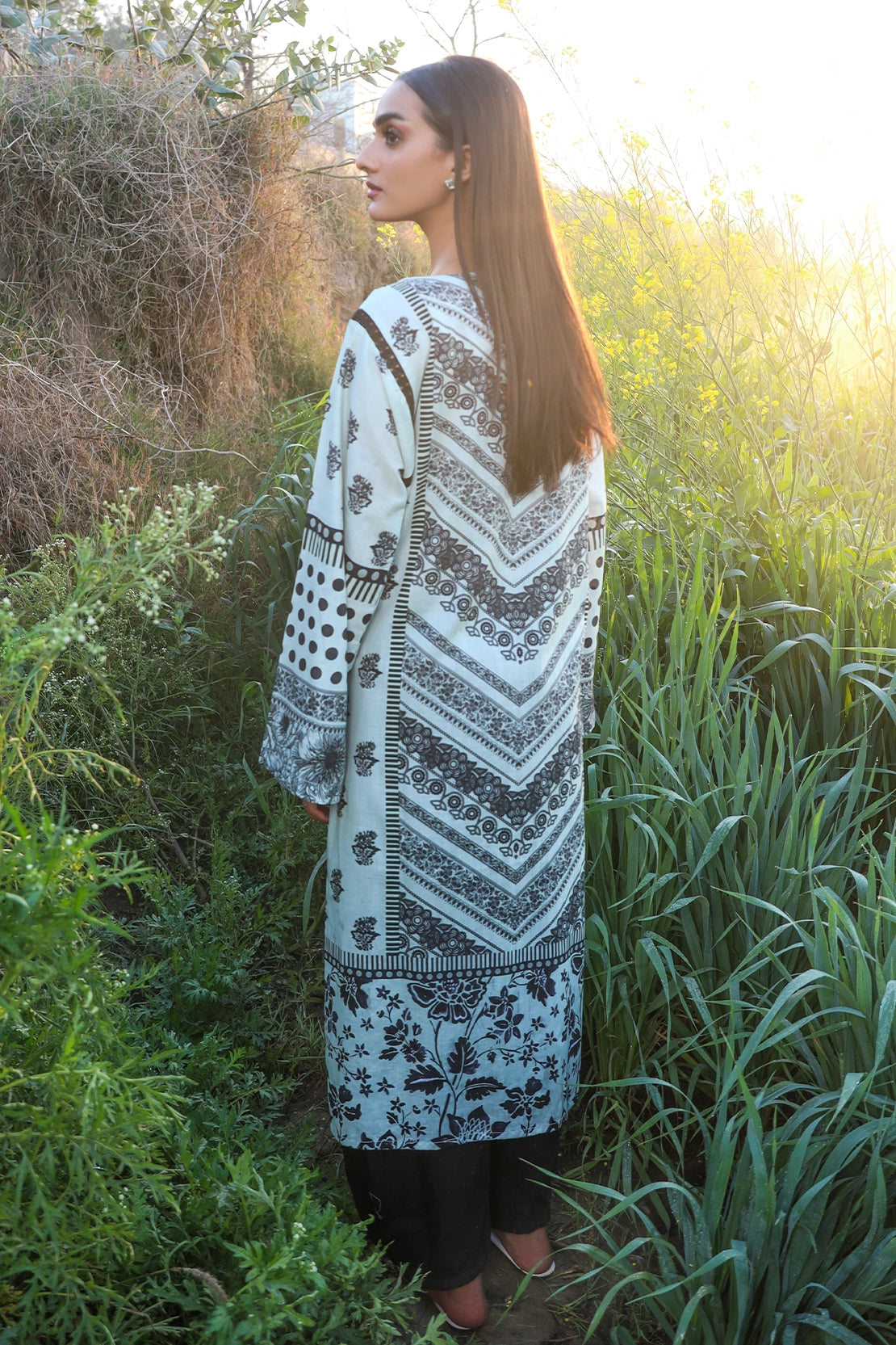 1 Piece - Digitally Printed Lawn - 8822