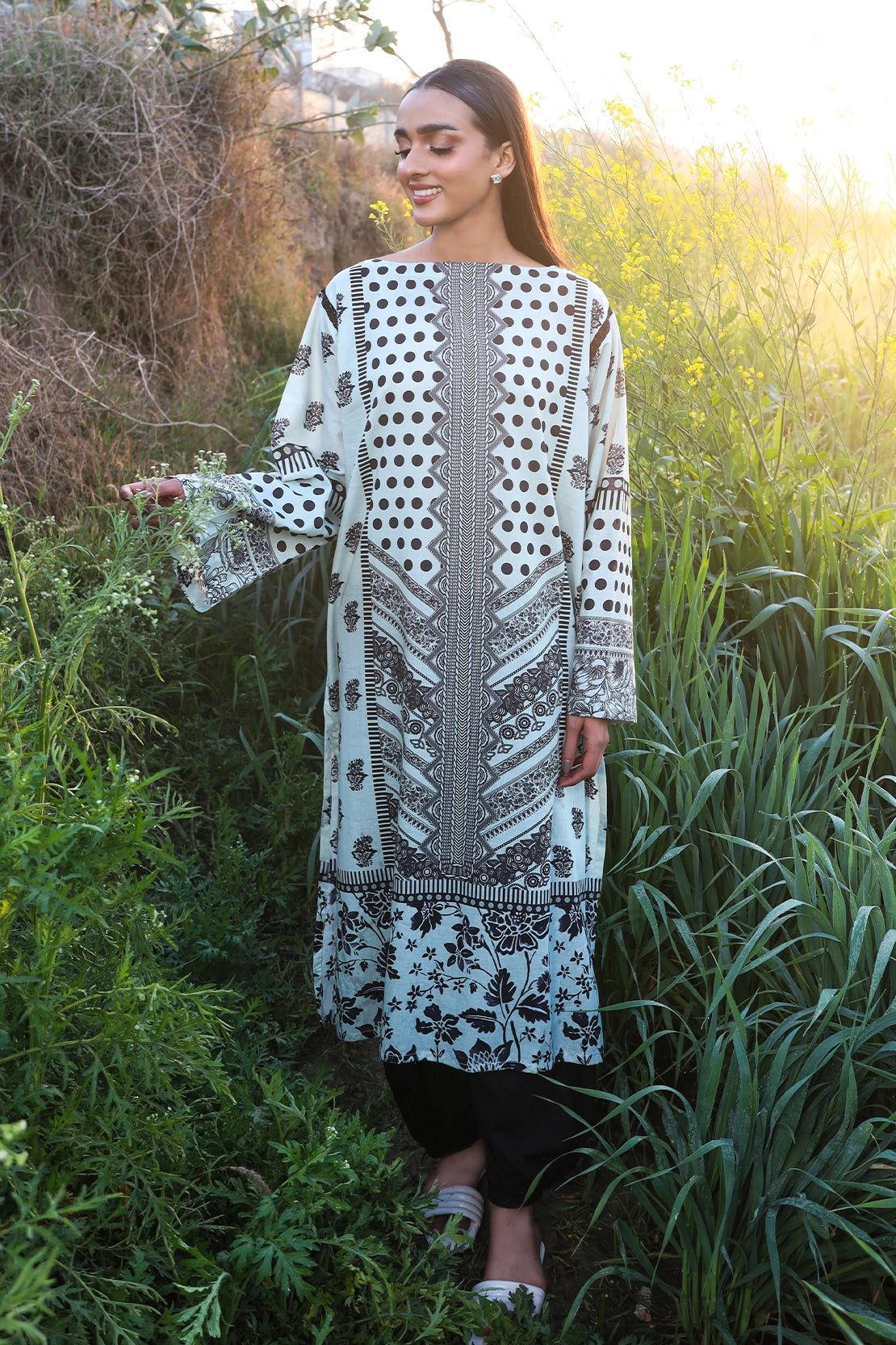 1 Piece - Digitally Printed Lawn - 8822