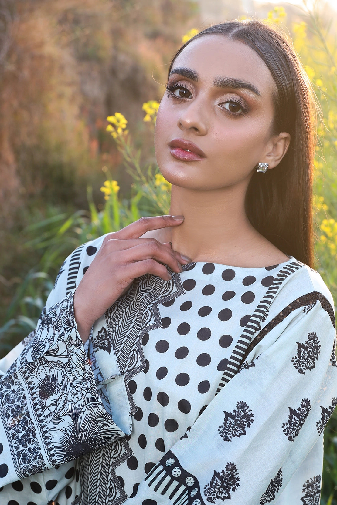 1 Piece - Digitally Printed Lawn - 8822