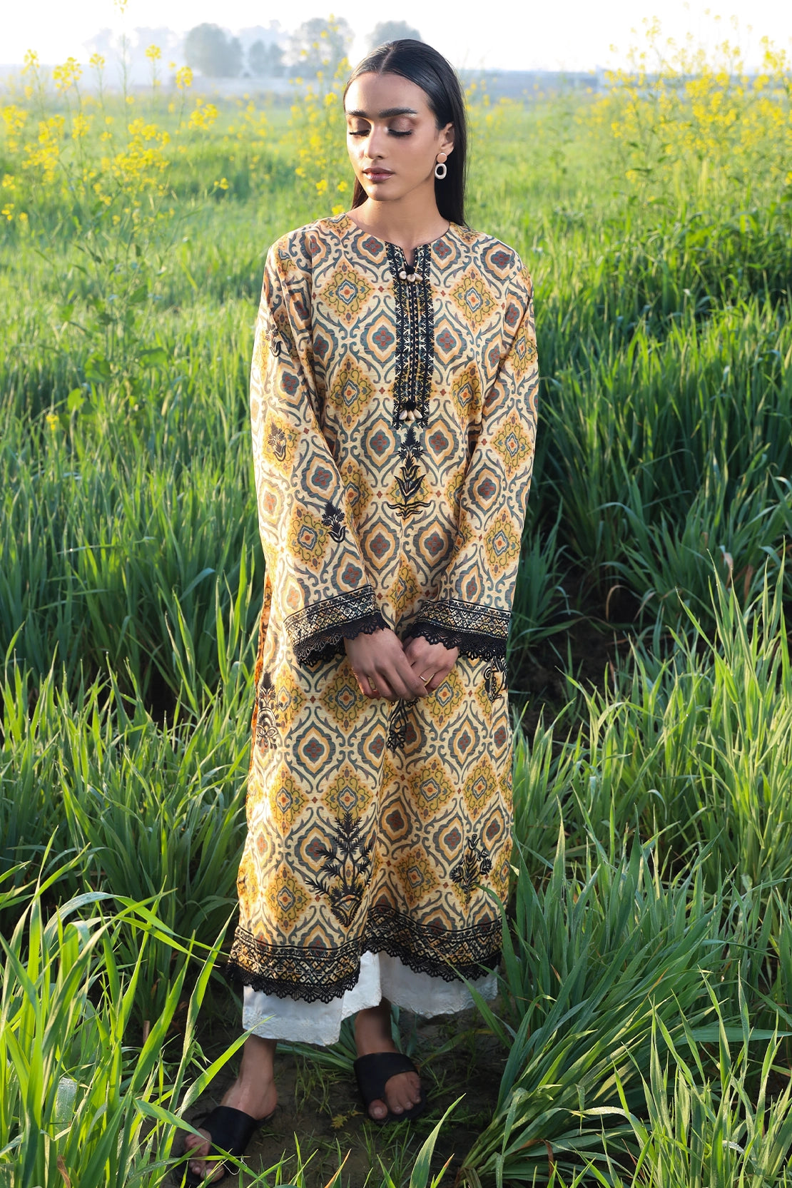 1 Piece - Digitally Printed Lawn - 8825