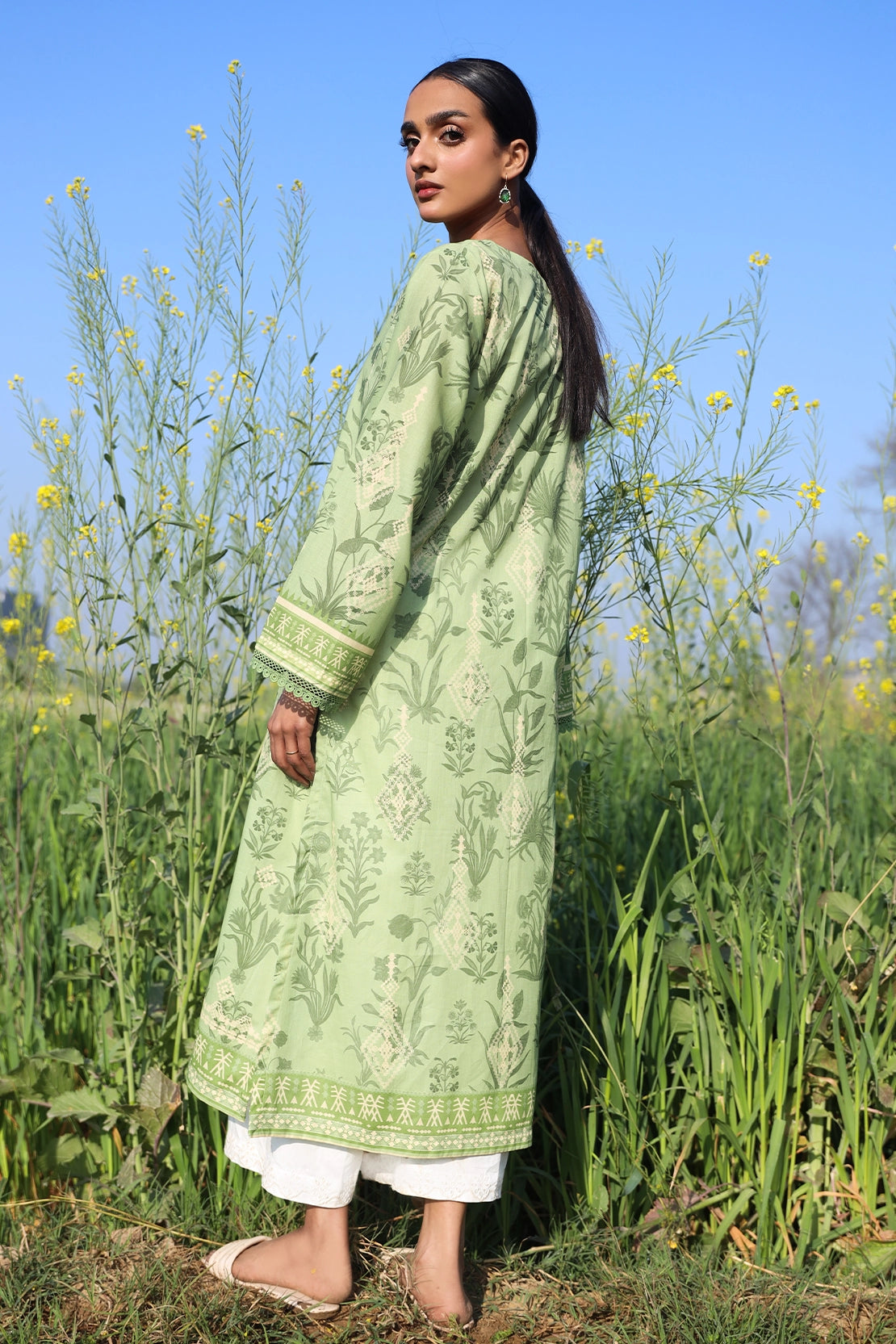 1 Piece - Digitally Printed Lawn - 8828