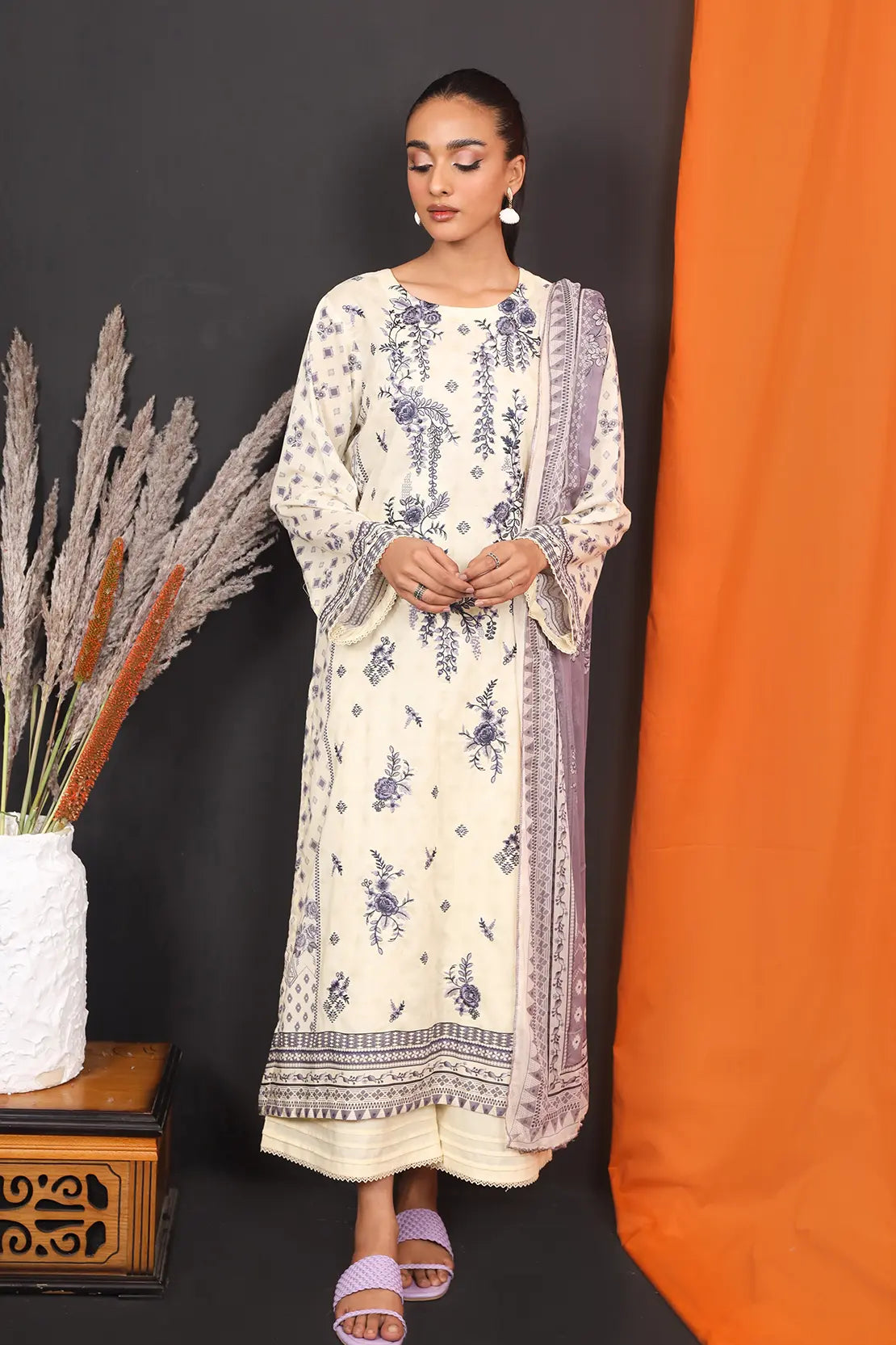 3 Piece - Embroidered Lawn - 8131