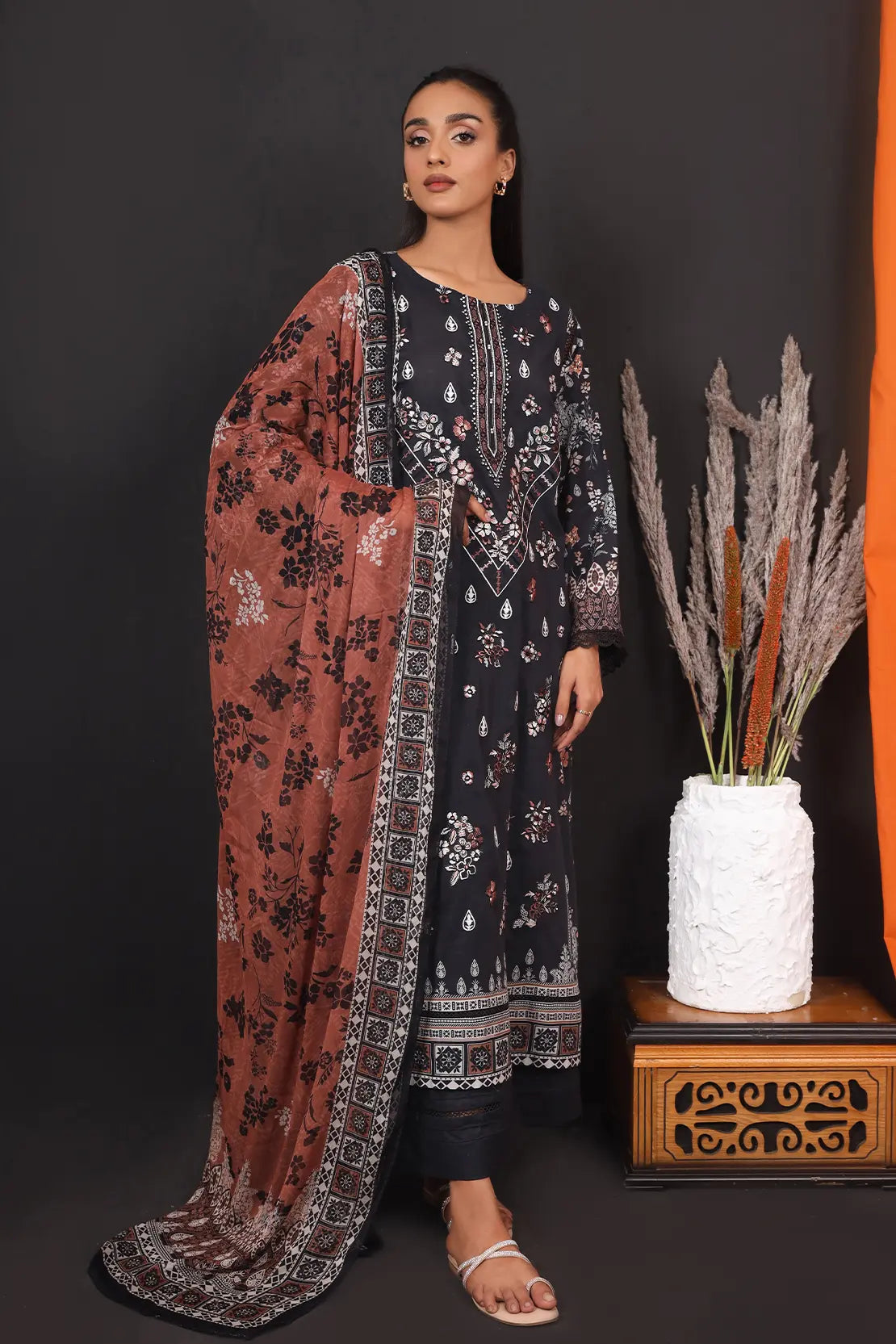3 Piece - Embroidered Lawn - 8138