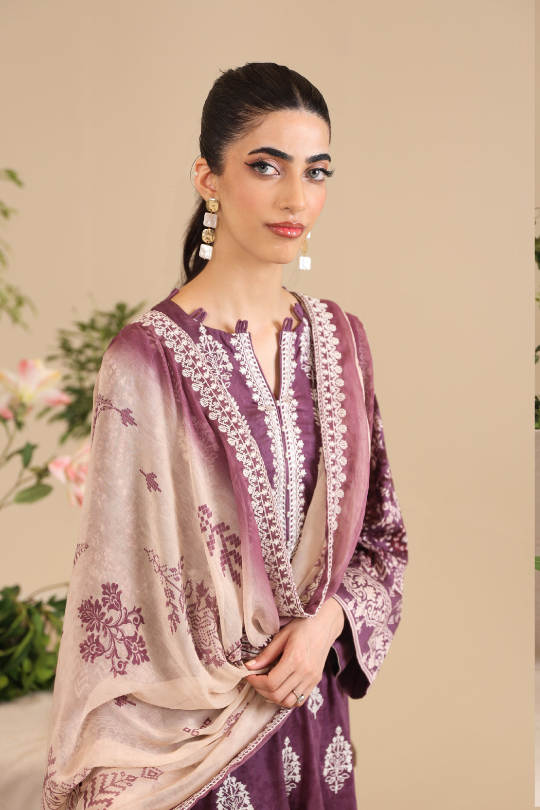 3 Piece - Premium Embroidered Lawn - 9122