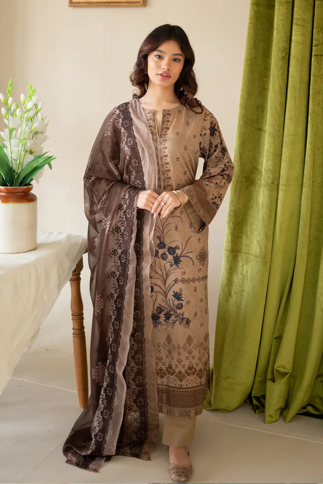 3 Piece - Embroidered Luxury Lawn - 8148