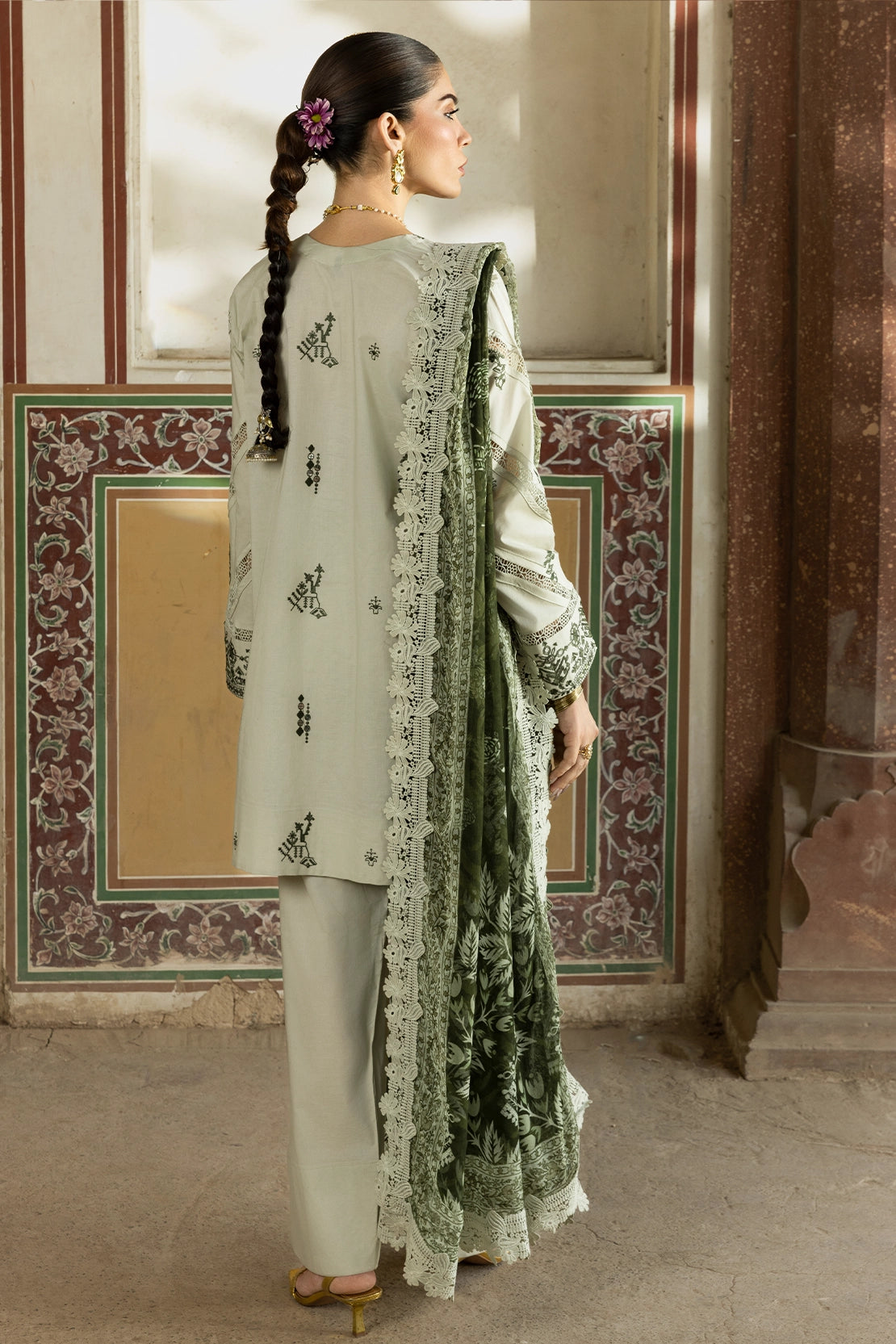 3 Piece - Premium Embroidered Luxury Lawn - 572