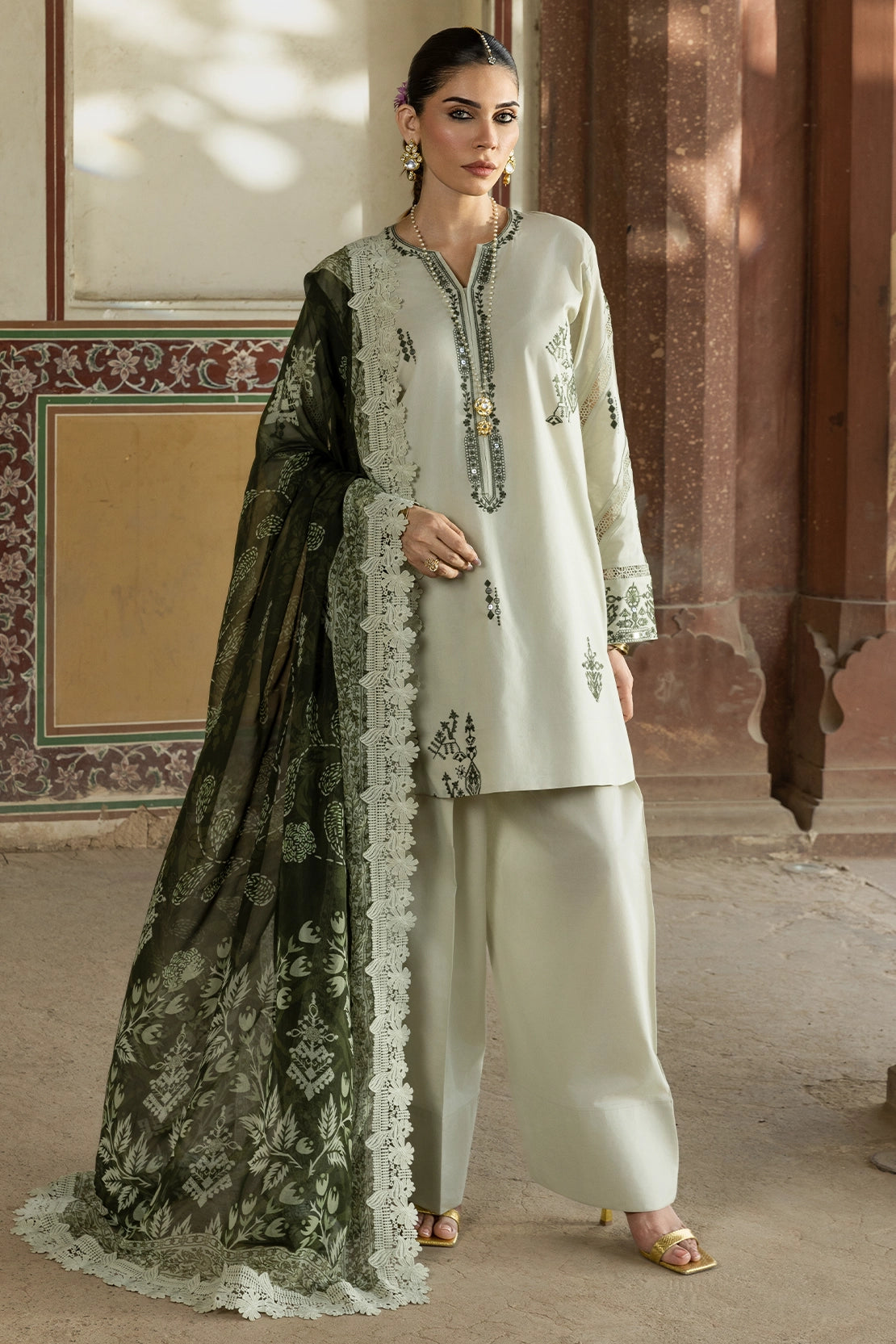 3 Piece - Premium Embroidered Luxury Lawn - 572