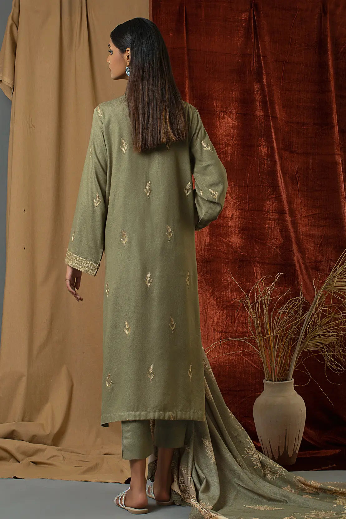 3 Piece – Premium Embroidered Karandi – 8295