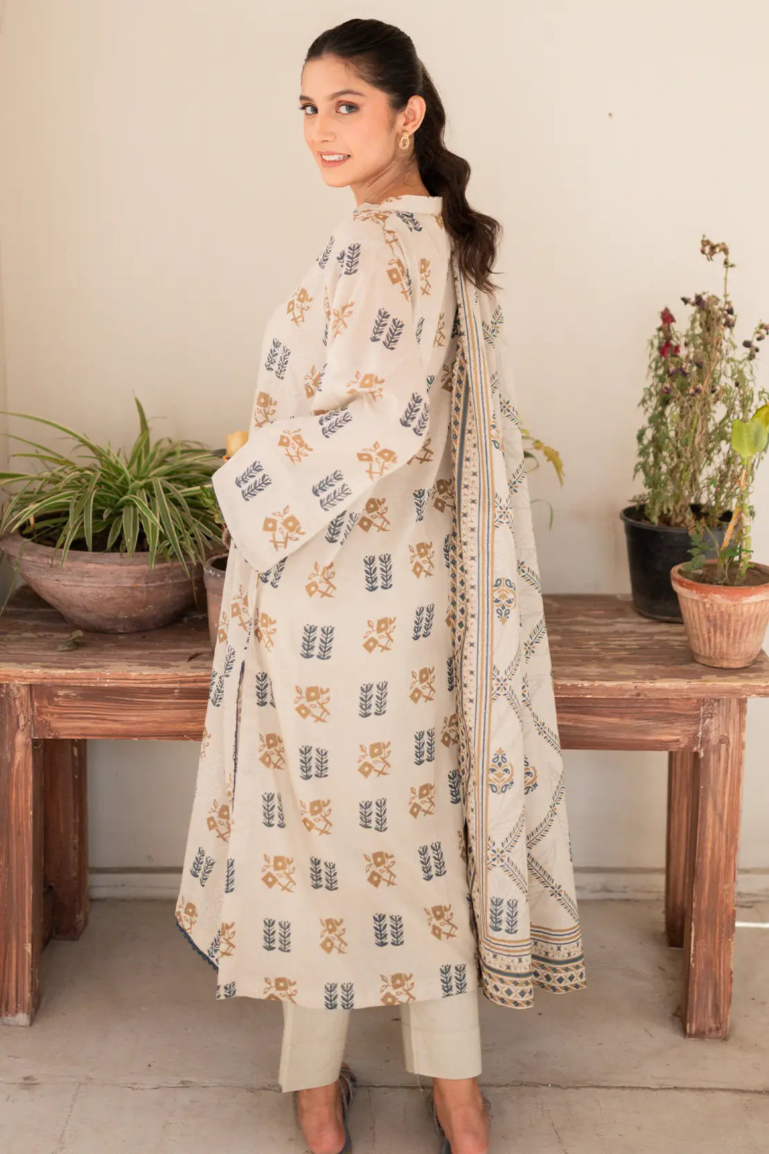 3 Piece - Embroidered Lawn - 8486