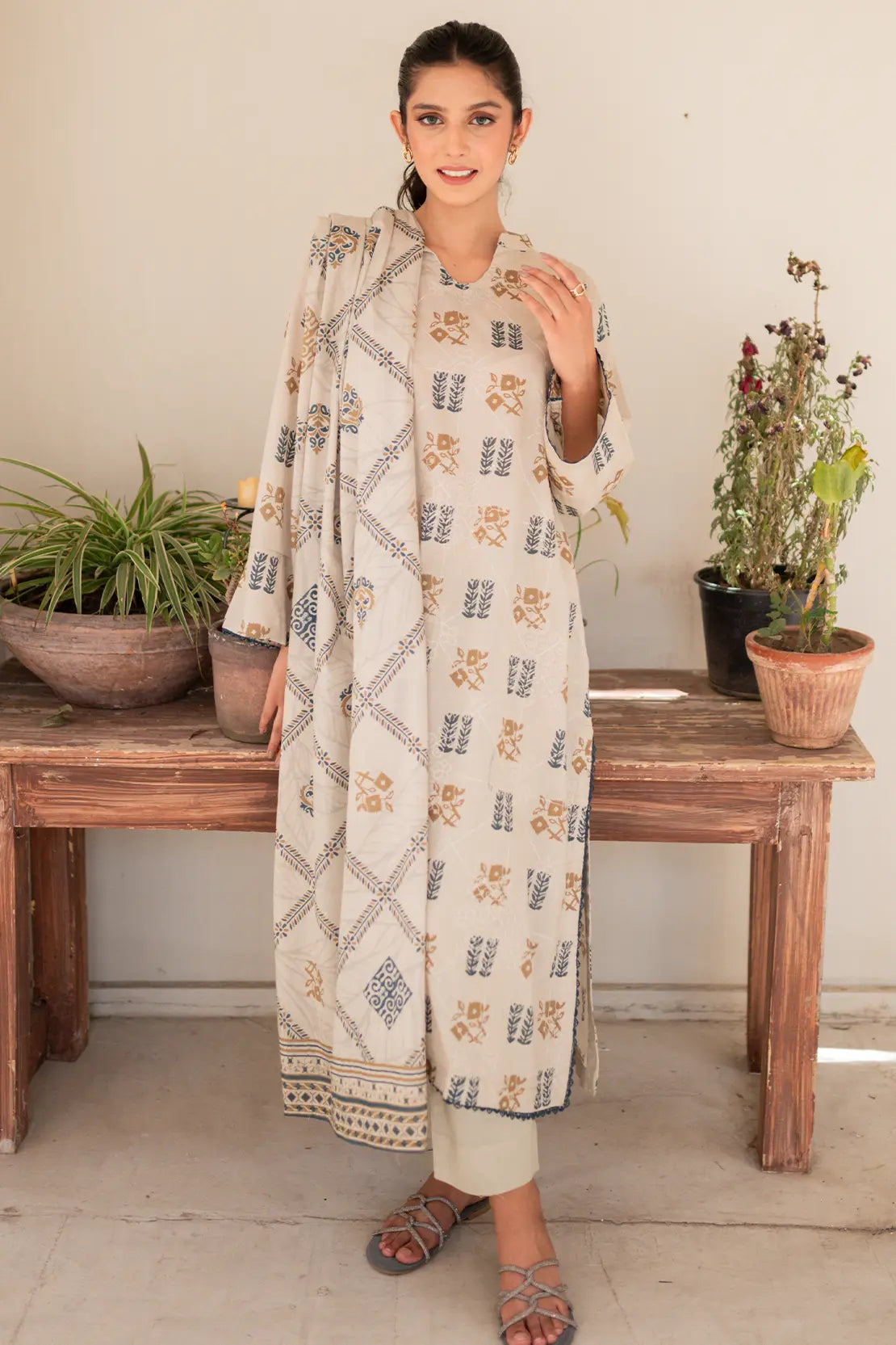 3 Piece - Embroidered Lawn - 8486