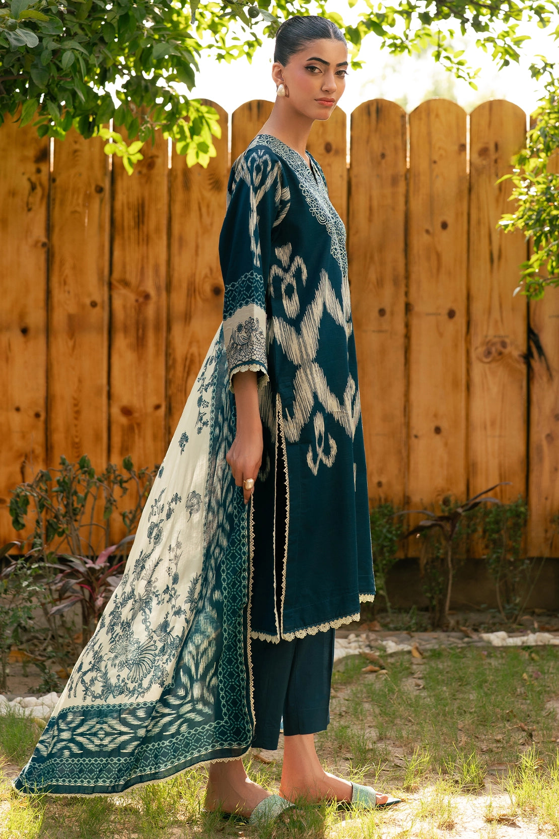 3 Piece - Premium Embroidered Lawn - 3752