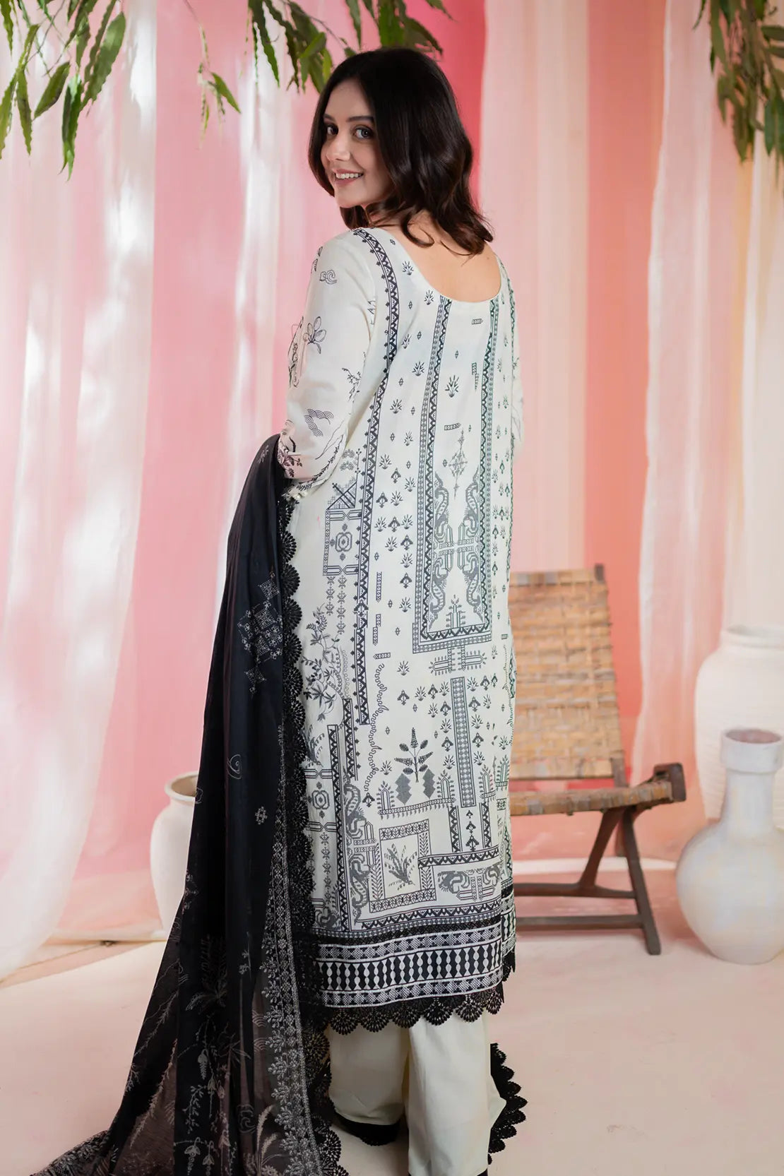 3 Piece - Embroidered Lawn - 8681