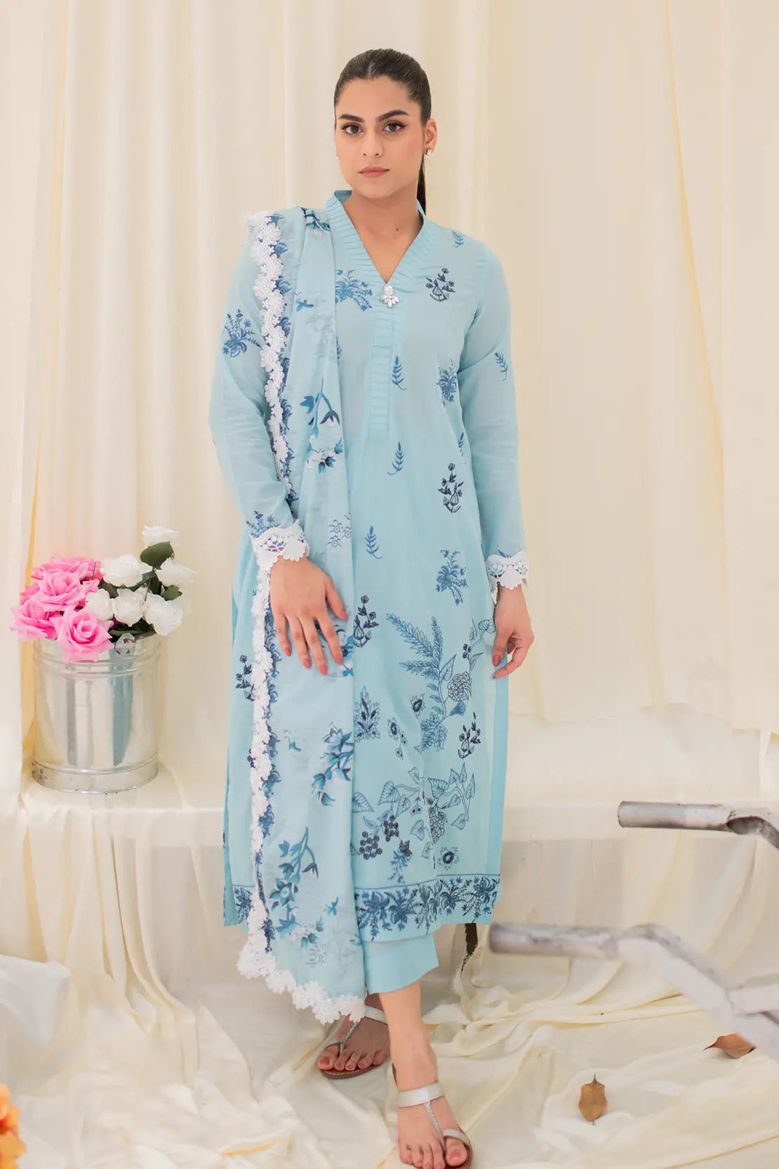 3 Piece - Embroidered Lawn - 8662