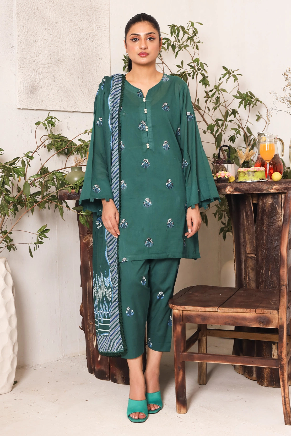 3 PIECE - PREMIUM EMBROIDERED LAWN - 8711
