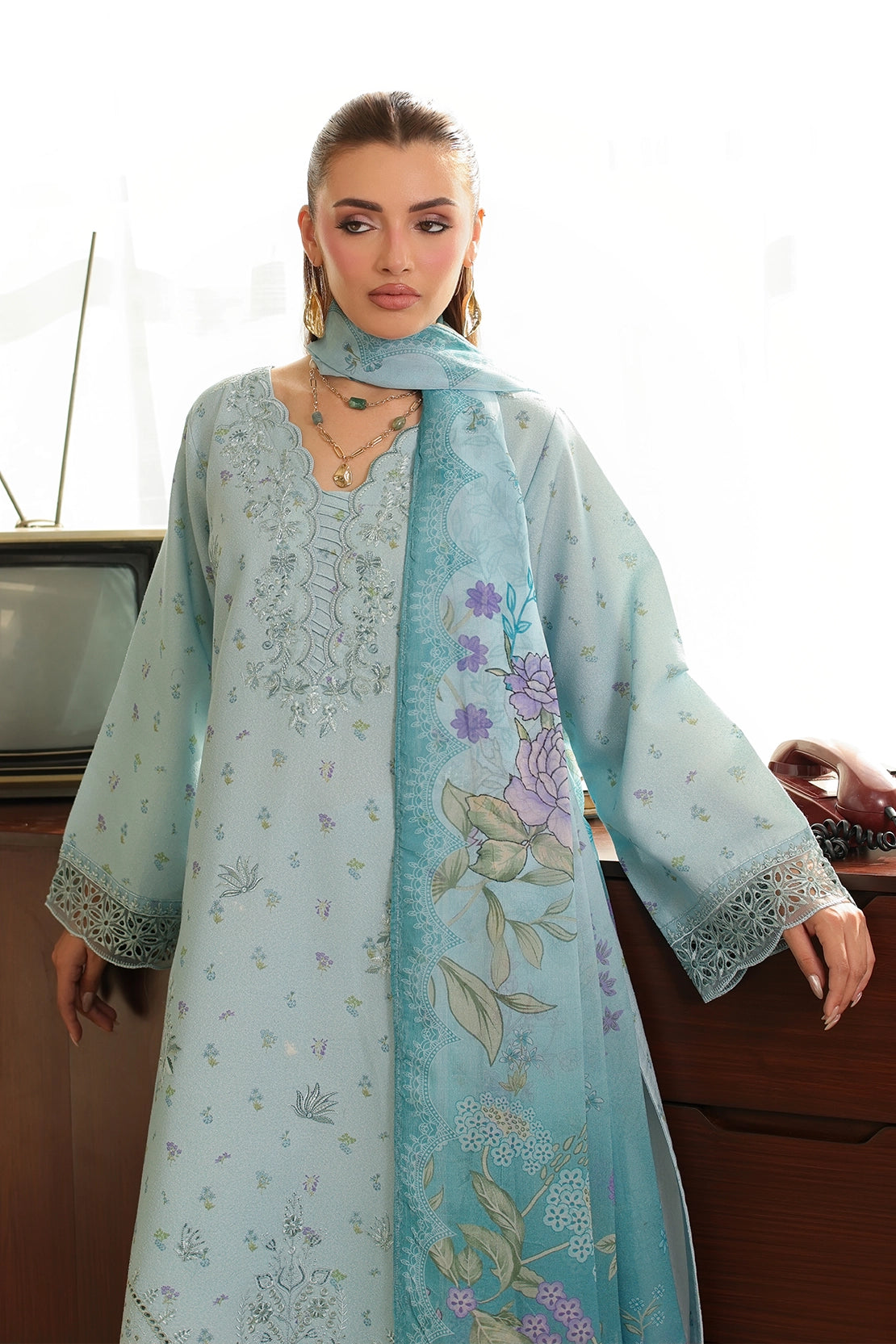 3 Piece - Embroidered Lawn Karandi  - 3913