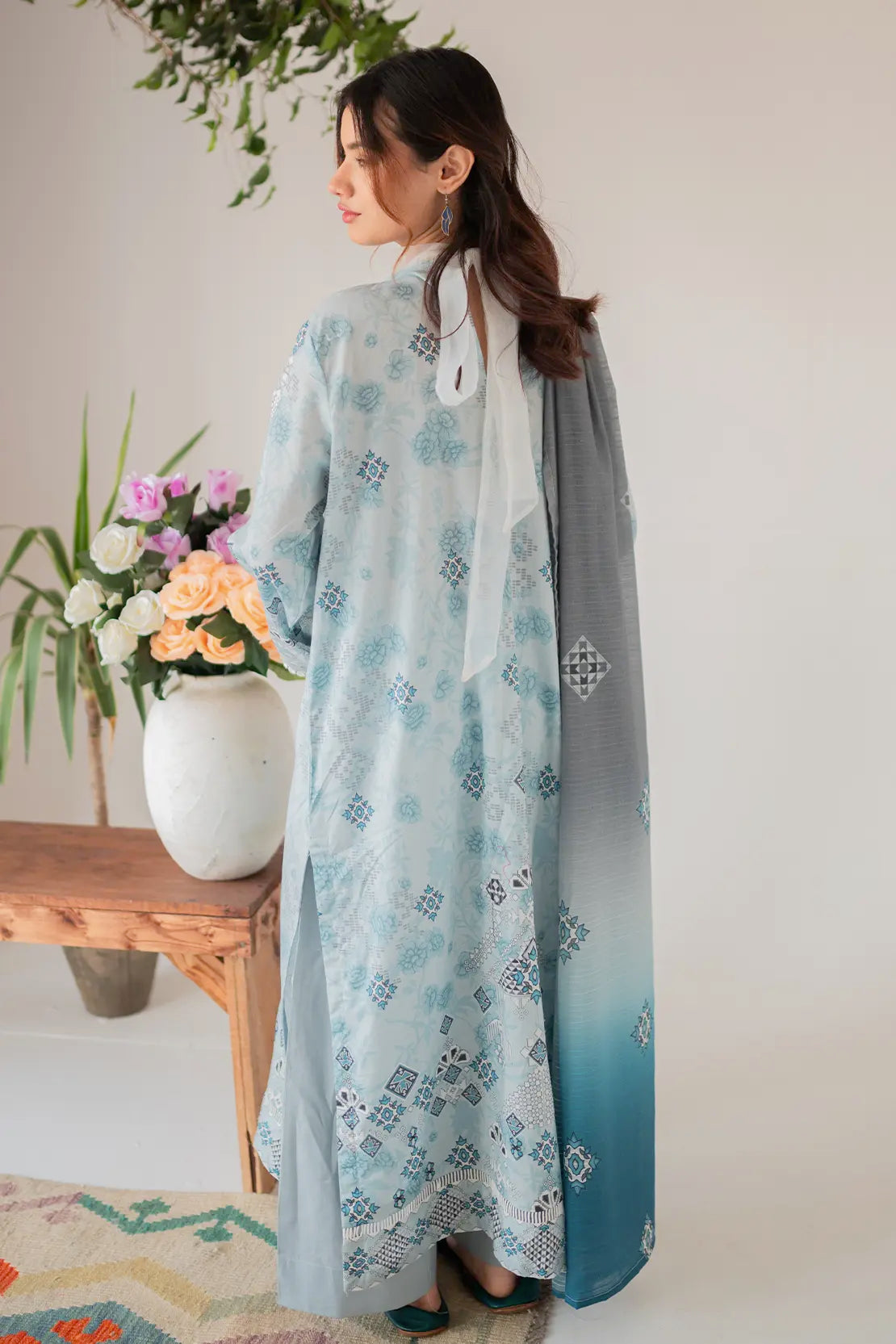 3 Piece - Embroidered Lawn - 8678