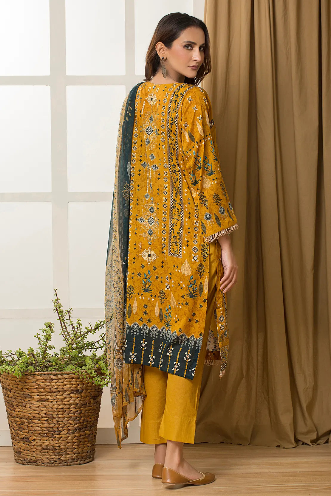 3 Piece – Embroidered Lawn – 7483