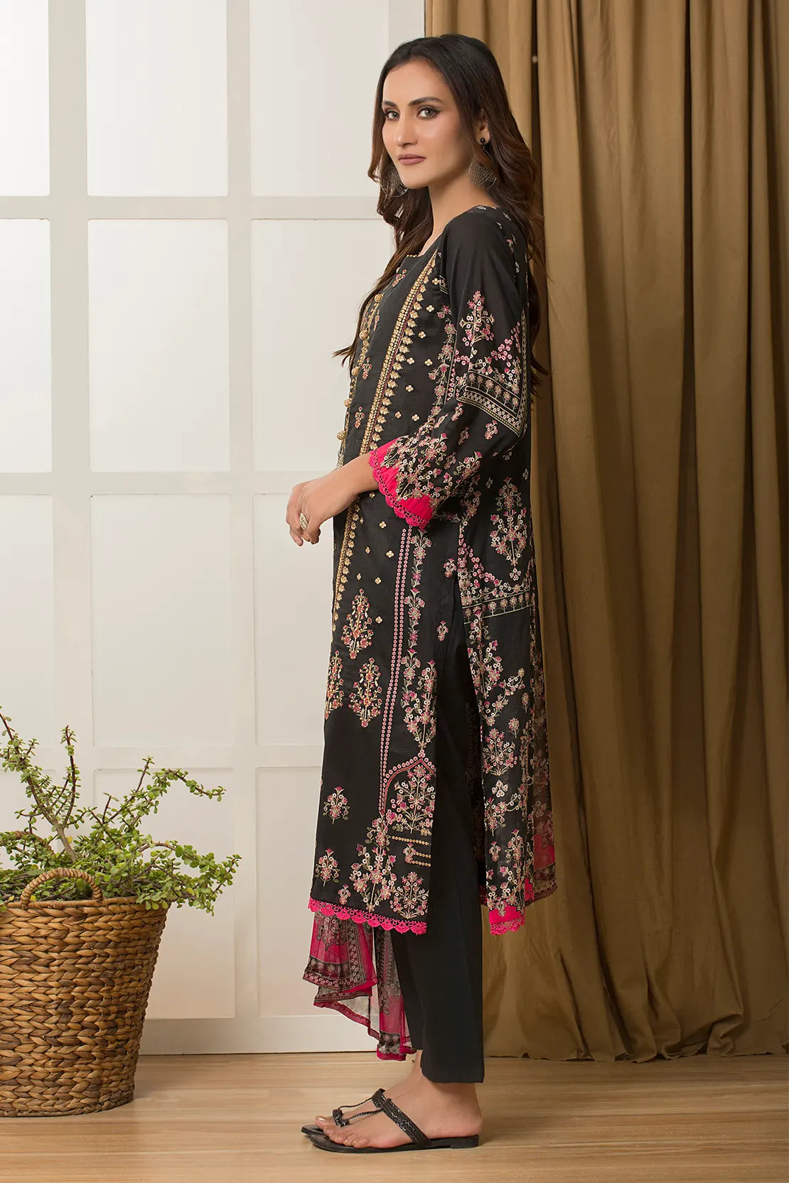 3 Piece – Embroidered Lawn – 7484