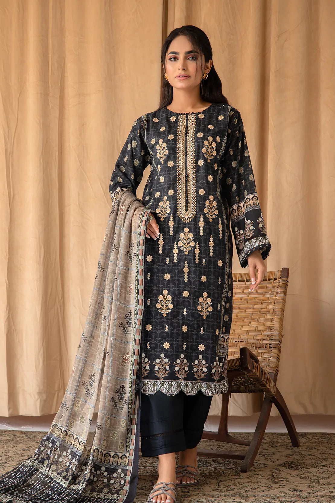 3 Piece - Embroidered Lawn - 8040