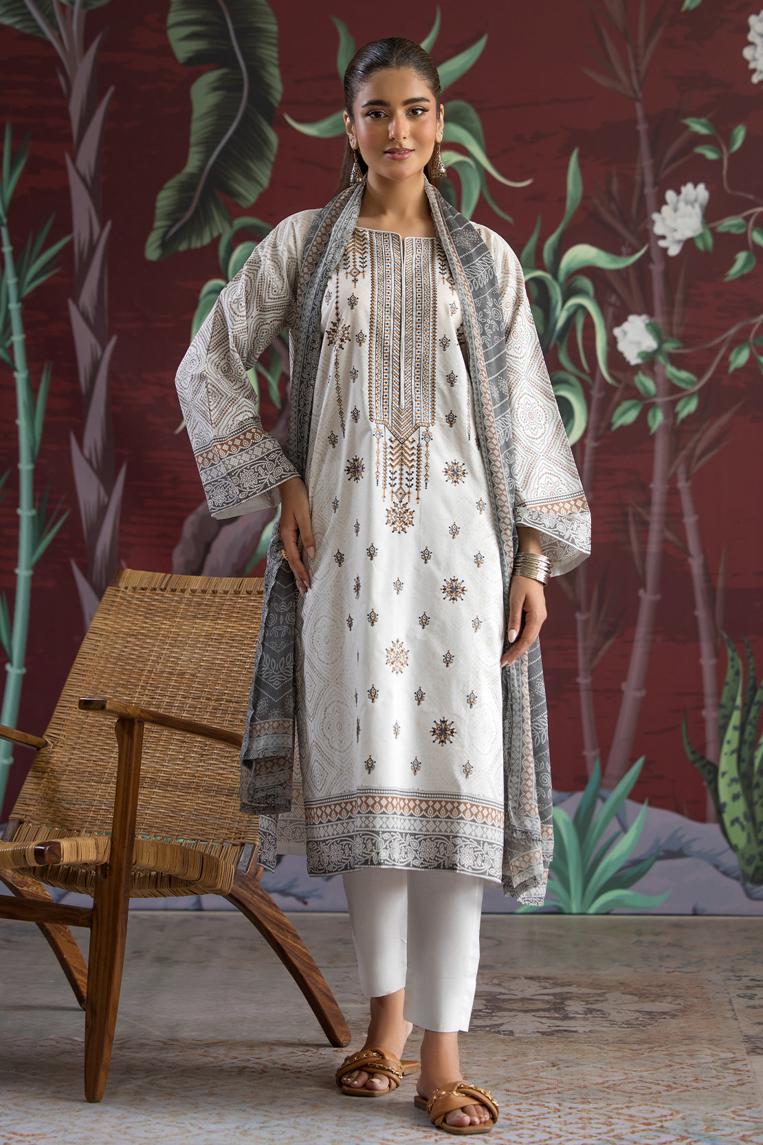 3 Piece - Premium Embroidered Lawn - 531