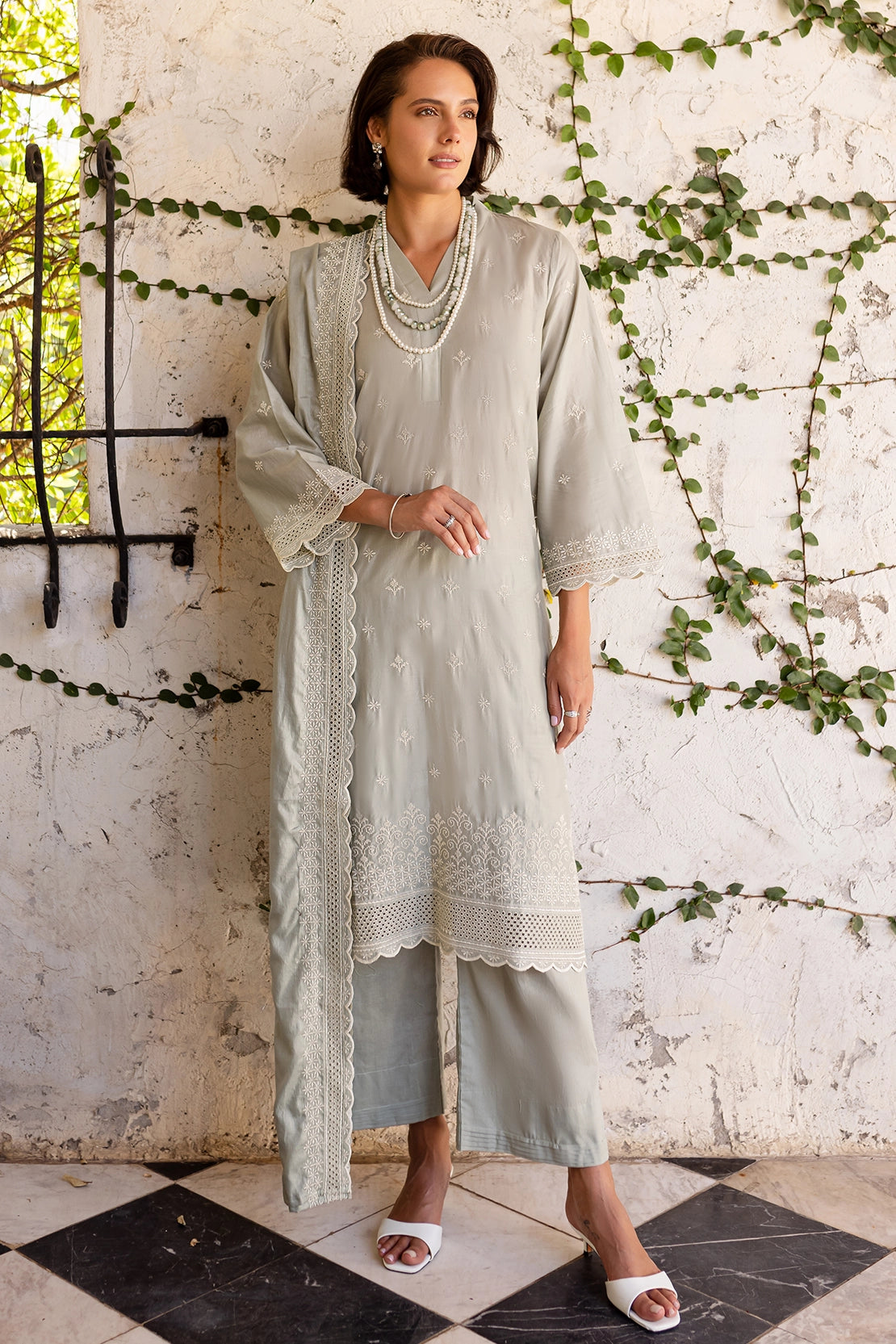 3 Piece - Premium Embroidered Lawn - 9181