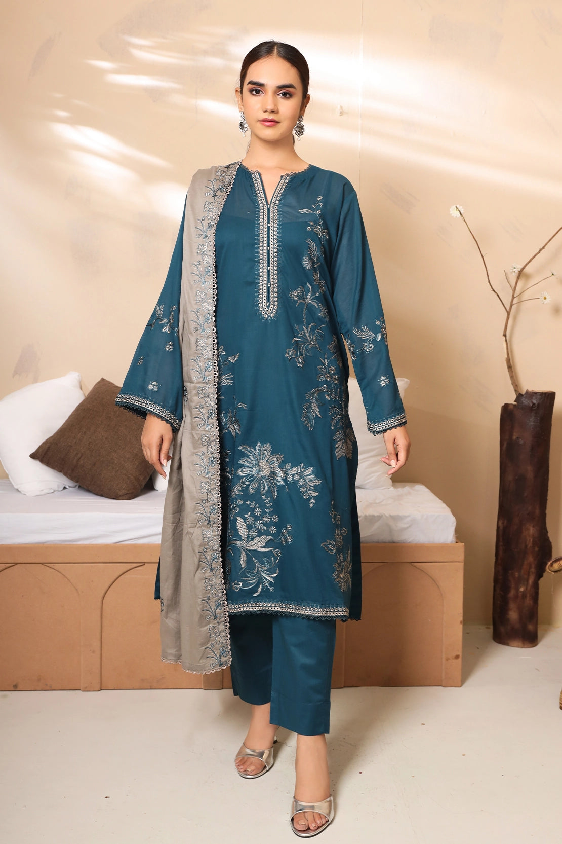 3 PIECE - PREMIUM EMBROIDERED LAWN - 7771