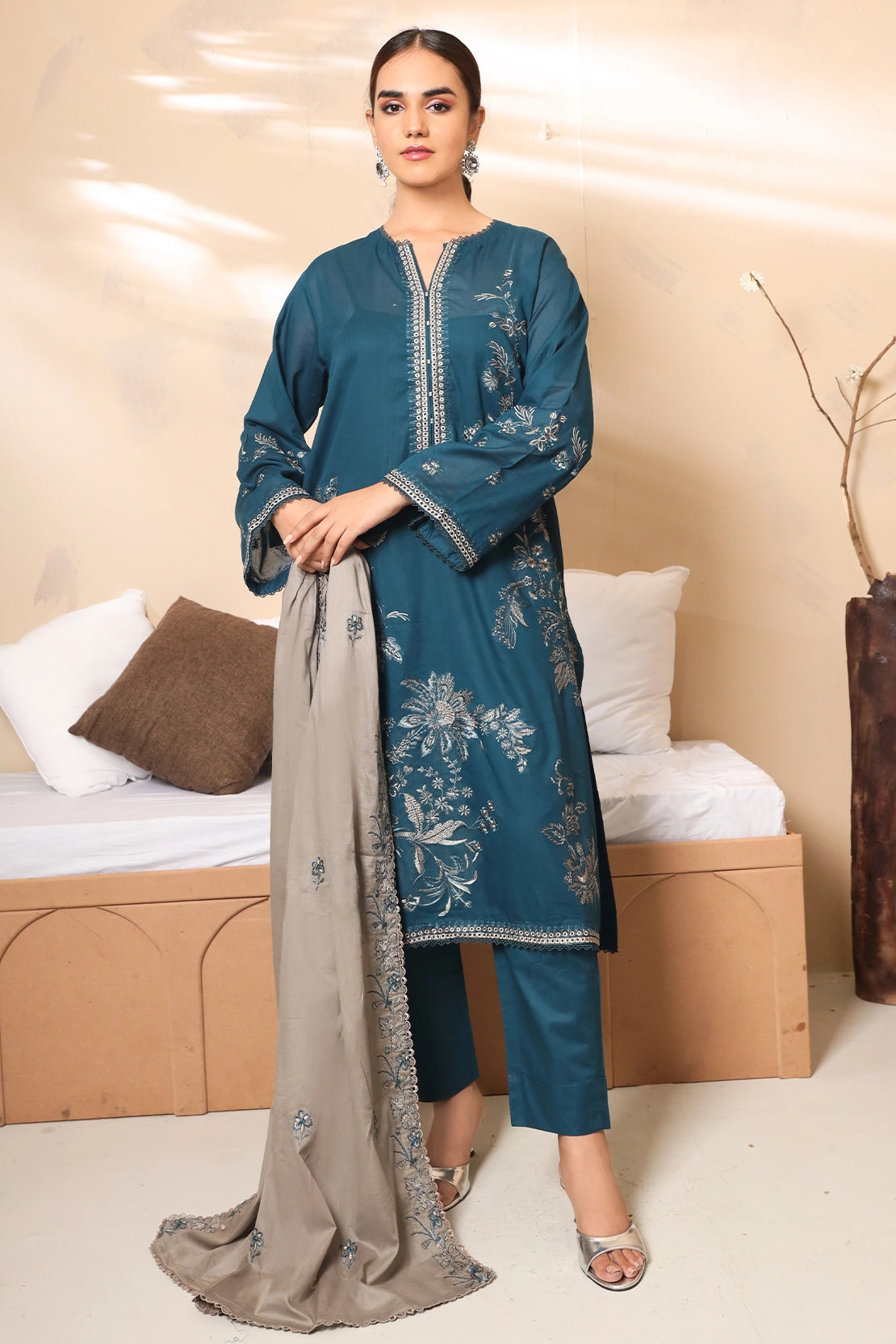 3 PIECE - PREMIUM EMBROIDERED LAWN - 7771