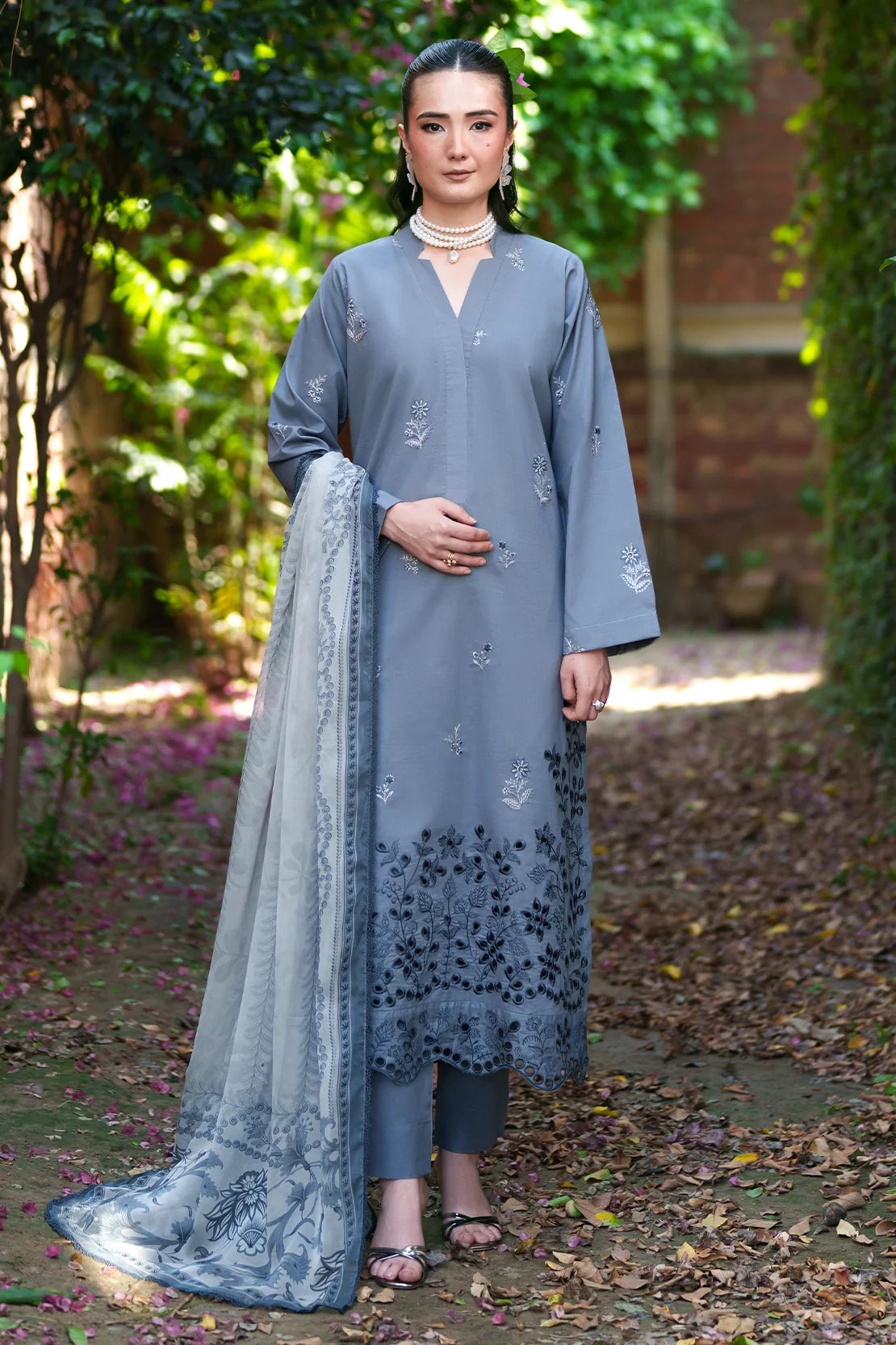 3 Piece - Luxury Embroidered Lawn - 3704
