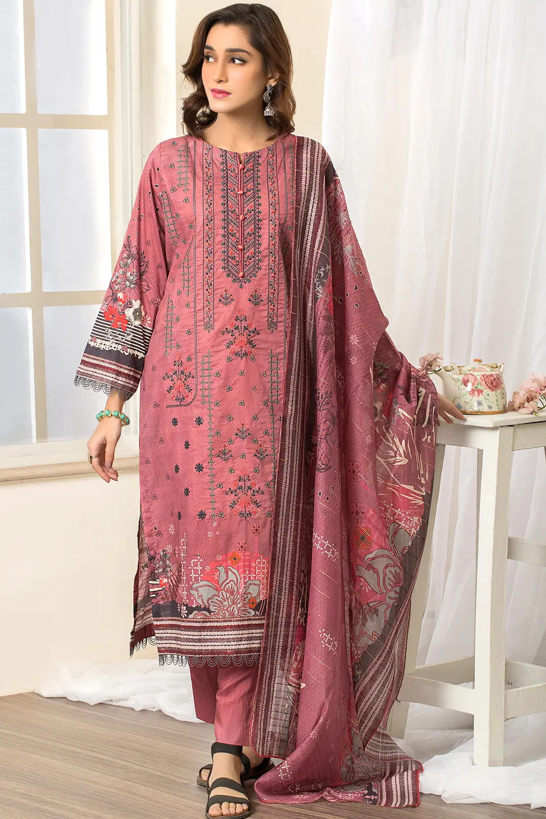 3 Piece – Embroidered Lawn – 7422
