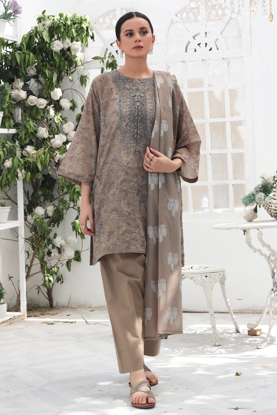 3 Piece - Embroidered Lawn - 8931